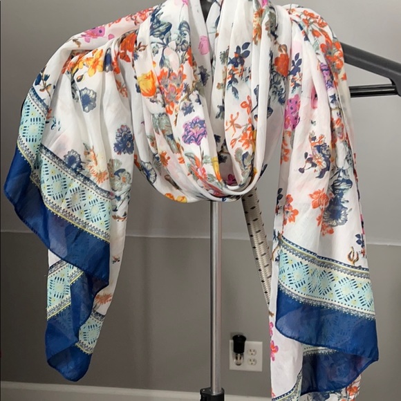 4 FASHION SCARVES - Picture 2 of 7